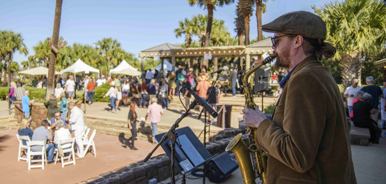 outdoor wine and dine event with jazz player