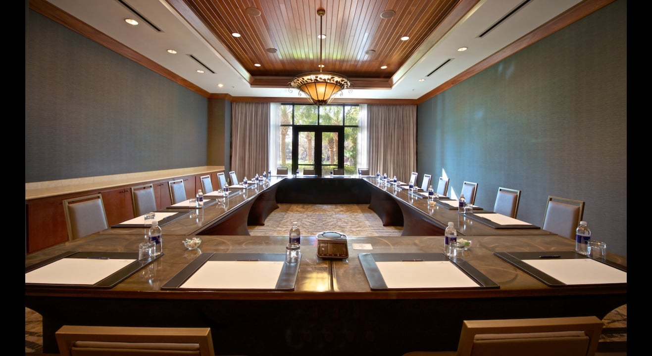 Meeting room for large groups. Corporate meetings and gatherings.