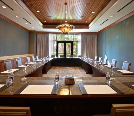 Meeting room for groups, corporate meetings and gatherings.
