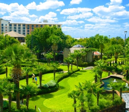 whitewater putting course and hotel in the background at horseshoe bay resort