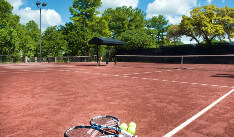 raquettes on clay
